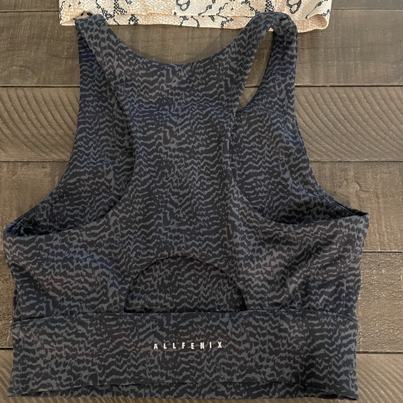 Sports tops set of 4 multiple colors - Picture 7 of 9